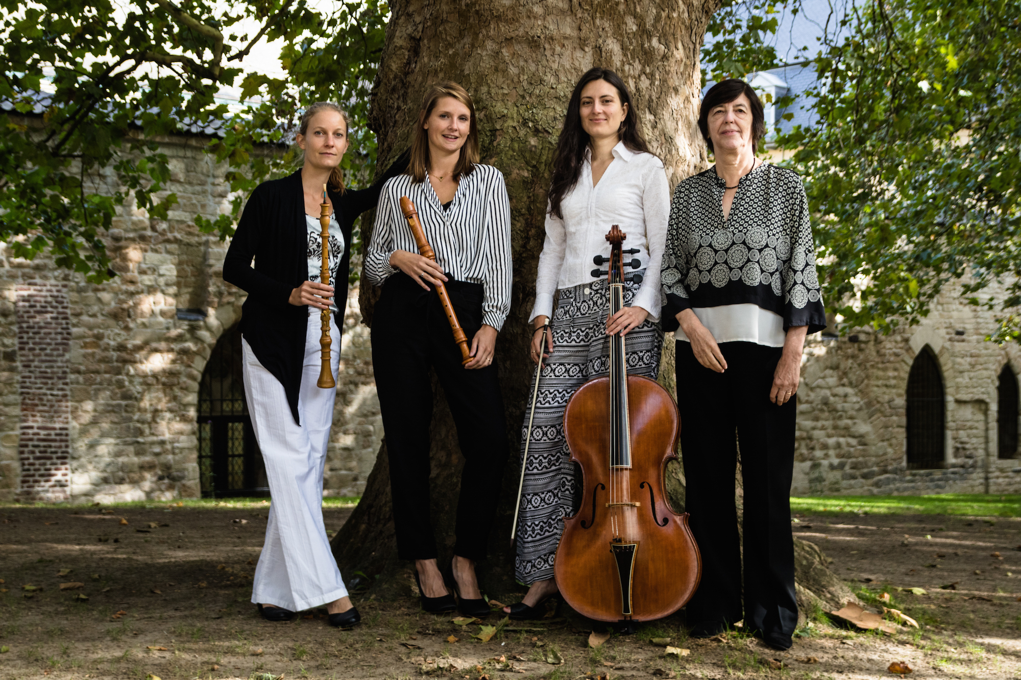 Ensemble Bradamante under a tree